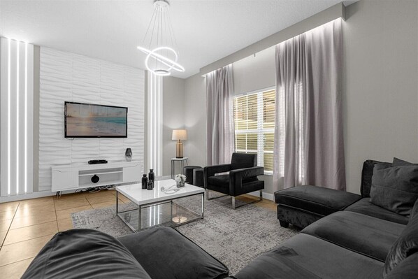 TV - Comfortable 5BR home at Paradise Palms Resort (Kissimmee)