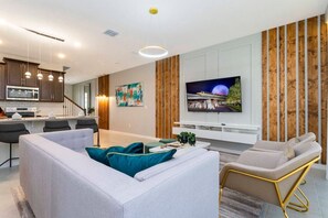 TV - Modern 6BR Home with Water Club House (Kissimmee)