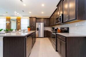 Fridge, microwave, oven, dishwasher - Modern 6BR Home with Water Club House (Kissimmee)