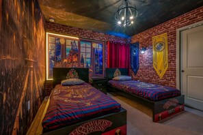 10 bedrooms, iron/ironing board, Internet, bed sheets
