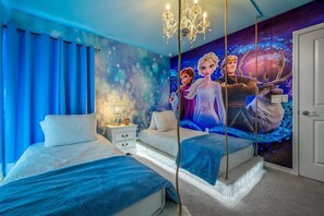 10 bedrooms, iron/ironing board, Internet, bed sheets - New Luxury 10 Bedrooms Home - Windsor Island (Davenport)