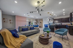 TV - New Luxury 10 Bedrooms Home - Windsor Island (Davenport)