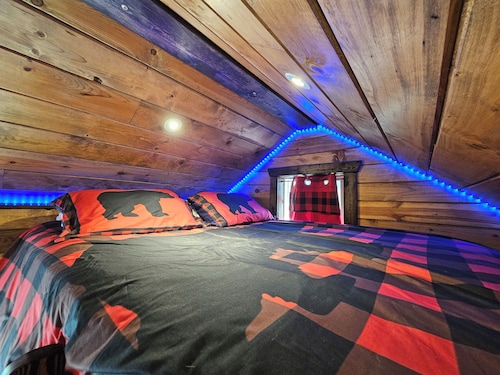 Black Bear Bungalow:Cozy tiny home in enchanting wooded Spokane with AC