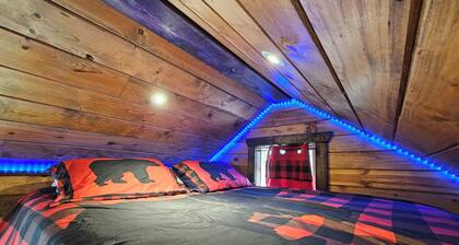 Black Bear Bungalow:Cozy tiny home in enchanting wooded Spokane with AC