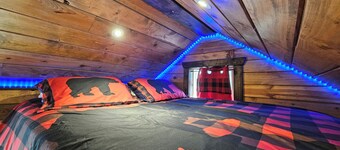 Black Bear Bungalow:Cozy tiny home in enchanting wooded Spokane with AC