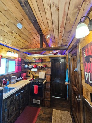 Fridge, microwave, oven, stovetop - Black Bear Bungalow:Cozy tiny home in enchanting wooded Spokane with AC (Spokane)