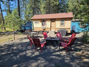 Outdoor dining - Black Bear Bungalow:Cozy tiny home in enchanting wooded Spokane with AC (Spokane)