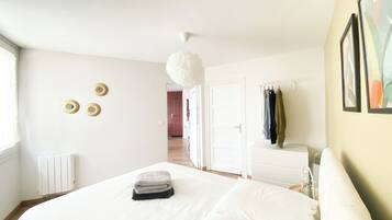 1 slaapkamer, een bureau, een strijkplank/strijkijzer, reisbedje