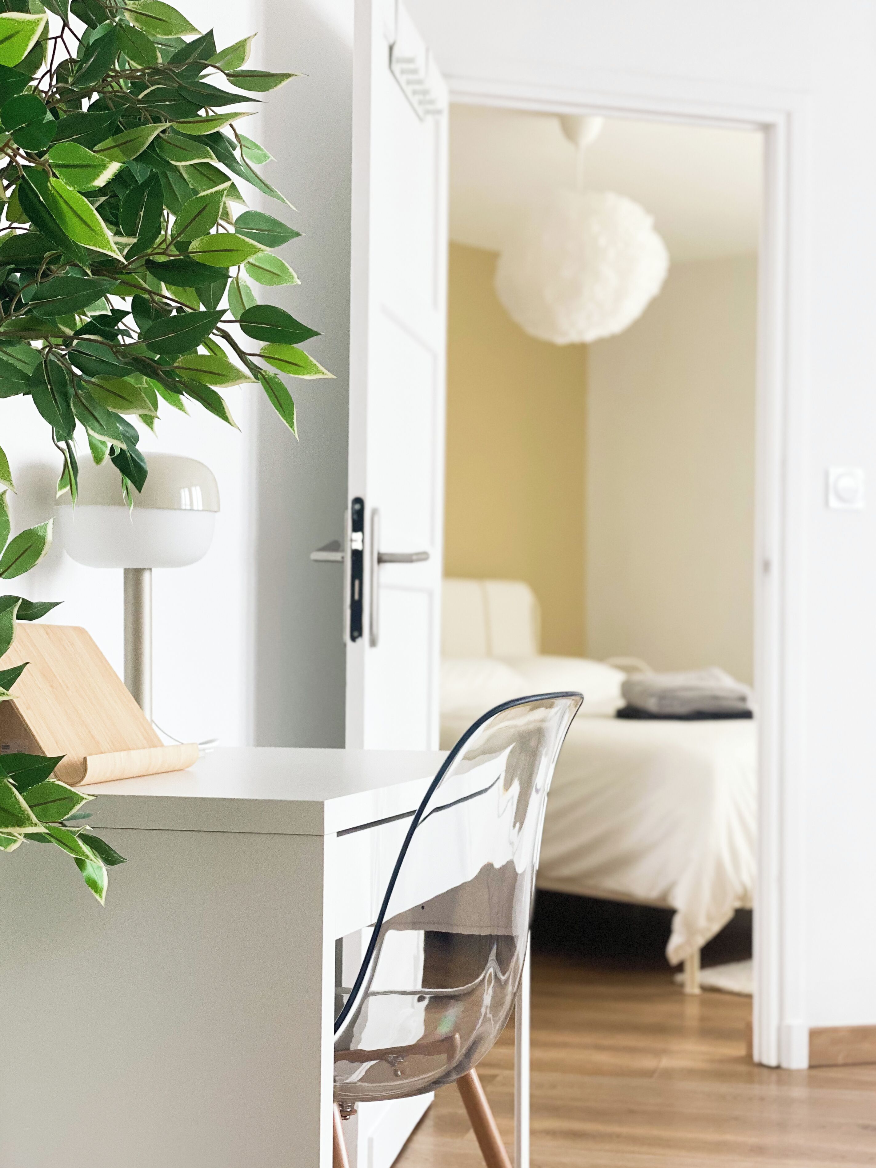 1 chambre, bureau, fer et planche à repasser, lit parapluie