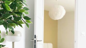 1 chambre, bureau, fer et planche Ă repasser, lit parapluie