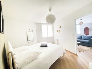 1 Schlafzimmer, Schreibtisch, Bügeleisen/Bügelbrett, Reisekinderbett