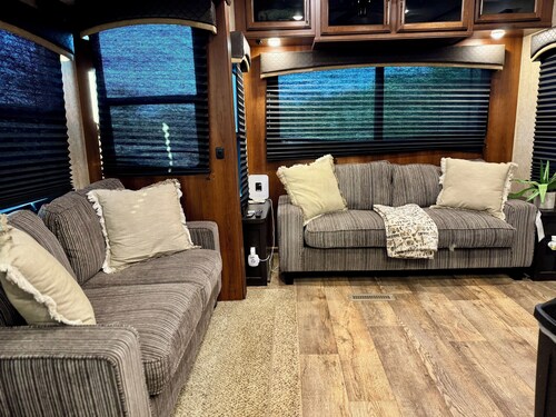 Cozy RV in Breckenridge nestled in the woods of a 50 acre farm