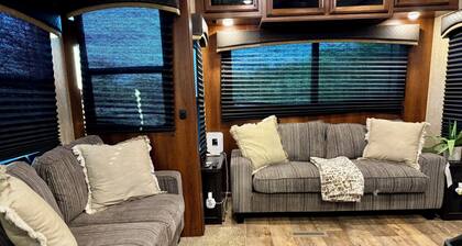 Cozy RV in Breckenridge nestled in the woods of a 50 acre farm