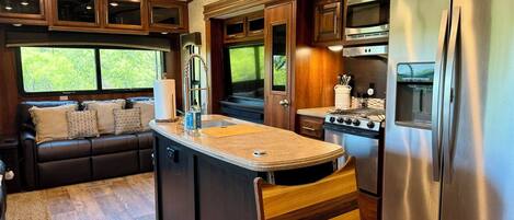 Refrigerador, microondas, horno, placa de cocina