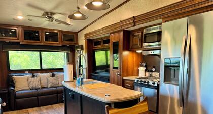 Cozy RV in Breckenridge nestled in the woods of a 50 acre farm