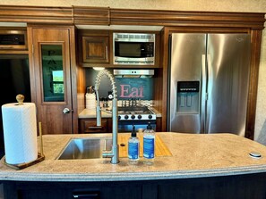 Kühlschrank, Mikrowelle, Ofen, Herdplatte