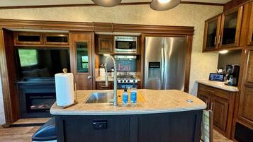 Frigorífico, microondas, horno y placa de cocina