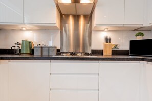 Refrigerador, microondas, horno, placa de cocina
