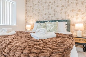 4 bedrooms, iron/ironing board, WiFi, bed sheets