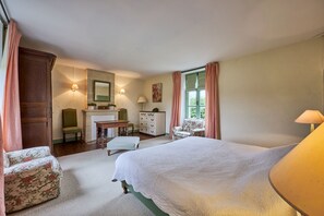 Comfort Cottage, Ensuite (Maison de la douve  ) | Individually decorated, individually furnished, desk, laptop workspace - Manoir du Quesnay (Mandeville-en-Bessin)