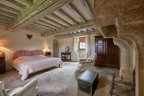 Familiesuite - eget badeværelse (Suite Famille Petite Tour) | Individuelt design, individuel indretning, skrivebord