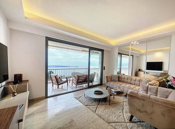 Living area - 5 min from beaches, 2-bedroom apartment, panoramic sea view, swimming pool. (Cannes)