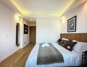 2 habitaciones, tabla de planchar con plancha y ropa de cama 