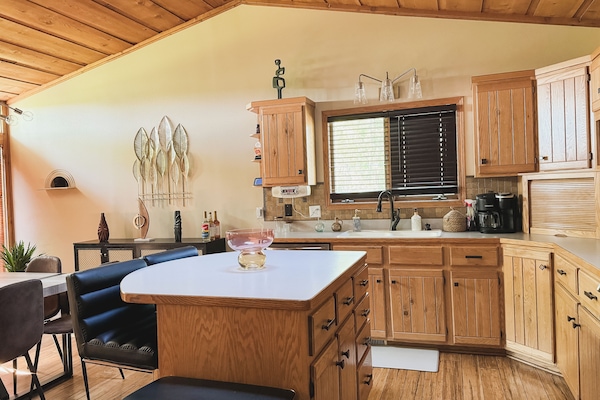 Kylskåp, mikrovågsugn, ugn och spishäll