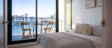 1 habitación, escritorio, tabla de planchar con plancha y cuna de viaje