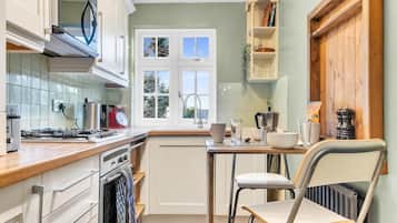 Cottage | Private kitchen | Fridge, microwave, oven, stovetop