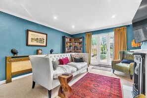 Cottage | Living area - Charming Reigate Cottage Retreat (Redhill)