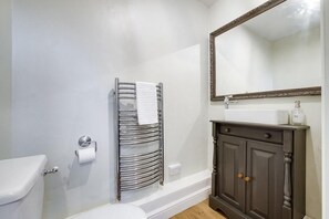 Cottage | Bathroom | Shower, free toiletries, towels - Charming Reigate Cottage Retreat (Redhill)