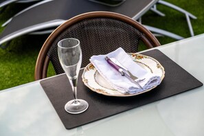 Cottage | Dining - Charming Reigate Cottage Retreat (Redhill)