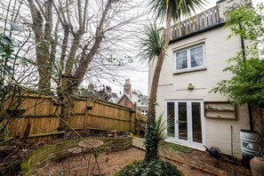 Cottage | Exterior - Charming Reigate Cottage Retreat (Redhill)