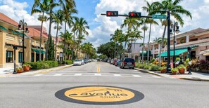 A street with a '3rd Street' sign, palm trees, and a '5th Avenue South' road marking. - Hampton Inn & Suites Naples South (Naples)