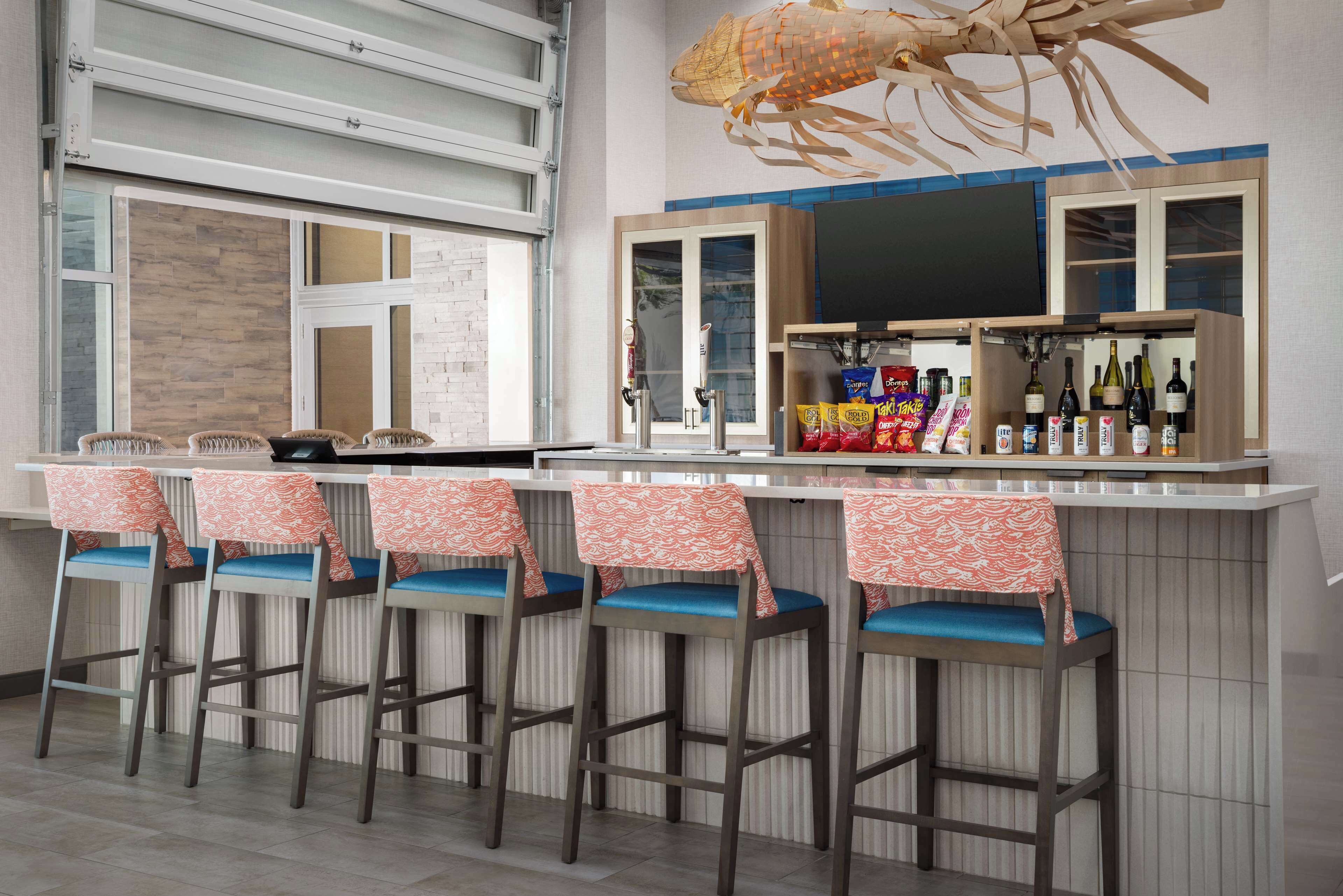 Cocktailbaari, näkymä uima-altaalle, avoinna joka päivä