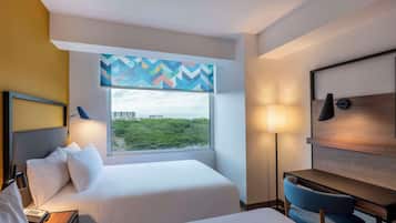 Standaard kamer, 2 eenpersoonsbedden | Hypoallergeen beddengoed, donsdekens, een kluis op de kamer, een bureau