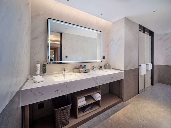A modern bathroom with a marble vanity, a large mirror, and a walk-in shower. - Hilton Garden Inn Ji'nan High-Tech Zone (Jinan)