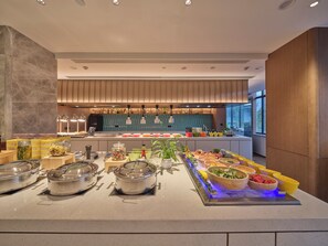 每日供应自助式早餐（每人 CNY 98）