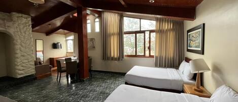 Habitación cuádruple superior | Edredón, caja de seguridad en la habitación y escritorio