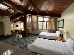 Superior Quadruple Room | Down duvets, in-room safe, desk, laptop workspace - Hotel Residencial Alfa (Lima)