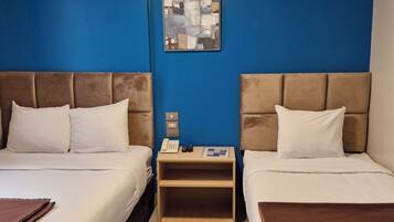 Kamar Twin Basic | Selimut bulu angsa, brankas, meja kerja, dan ruang kerja ramah laptop