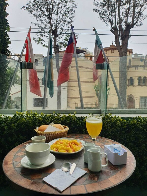 Daily continental breakfast for a fee - Hotel Residencial Alfa (Lima)