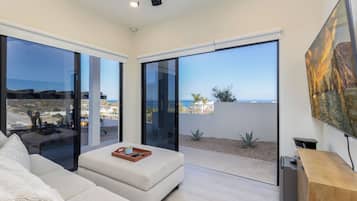Smart TV, fireplace, stereo