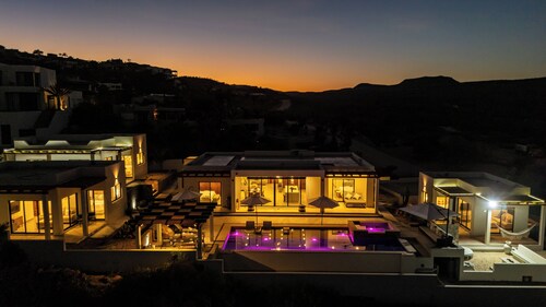 4-Villa Estate: Steps to Beach ~ 3Mi Flora Farms ~ 180° Ocean Views ~ Pool 