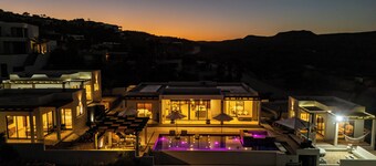 4-Villa Estate: Steps to Beach ~ 3Mi Flora Farms ~ 180° Ocean Views ~ Pool 