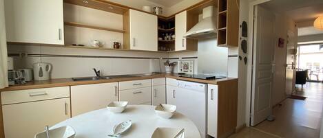 Kühlschrank, Mikrowelle, Ofen, Herdplatte