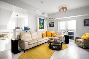 Smart TV - Luxurious Gated Key West Oasis: 3 Bed + 4th Floor Sleeper, Elevator, & Golf Cart (Key West)