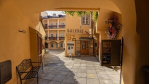 Un callejón que conduce a un edificio con un letrero que dice "GALERIE".