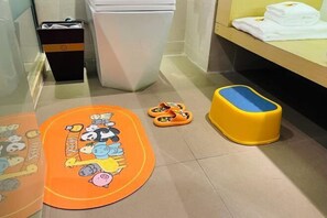 A bathroom with a children's play mat, a yellow bathtub, and a trash bin. - Lavande Hotel (Huizhou Huiyang Station) (Huizhou)